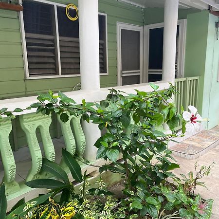 Andre'S Guest House Негрил Экстерьер фото