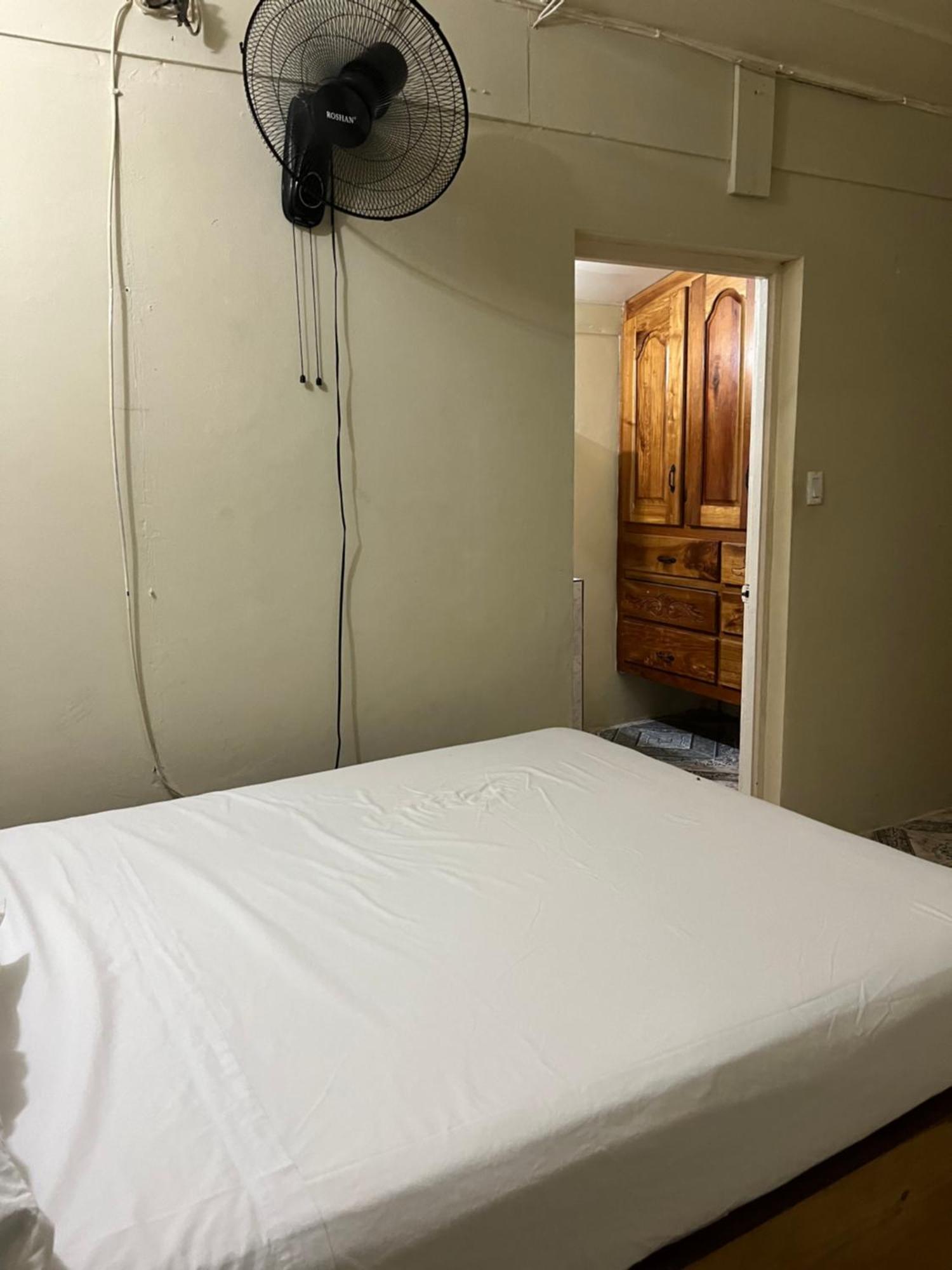 Andre'S Guest House Негрил Экстерьер фото
