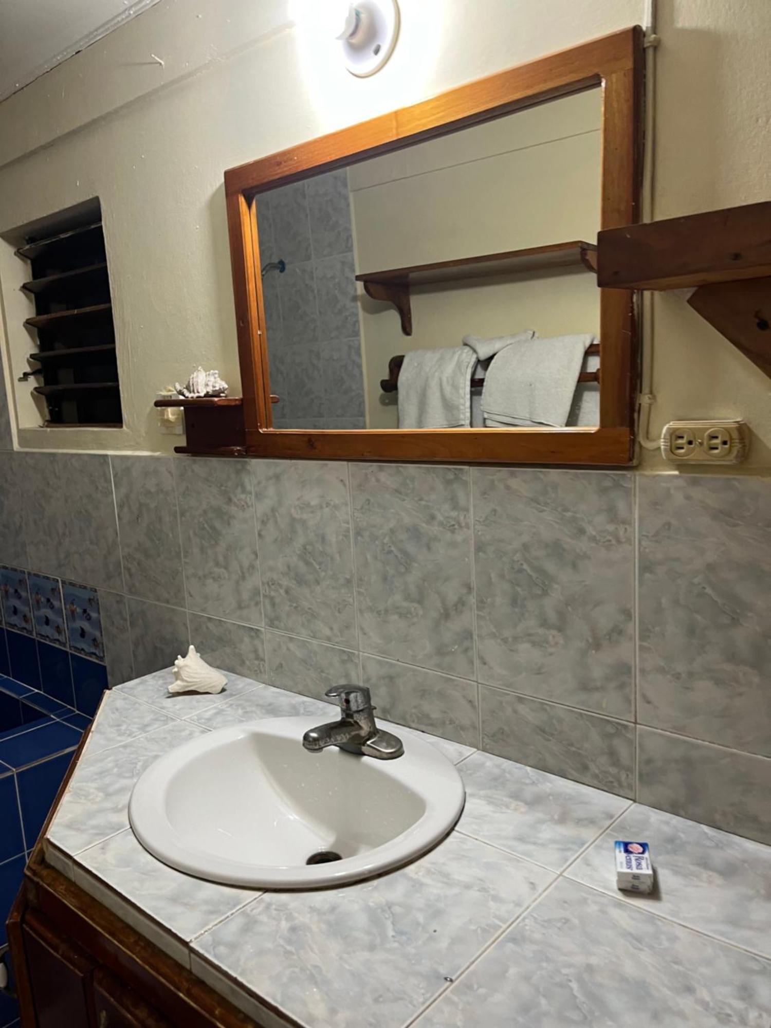 Andre'S Guest House Негрил Номер фото